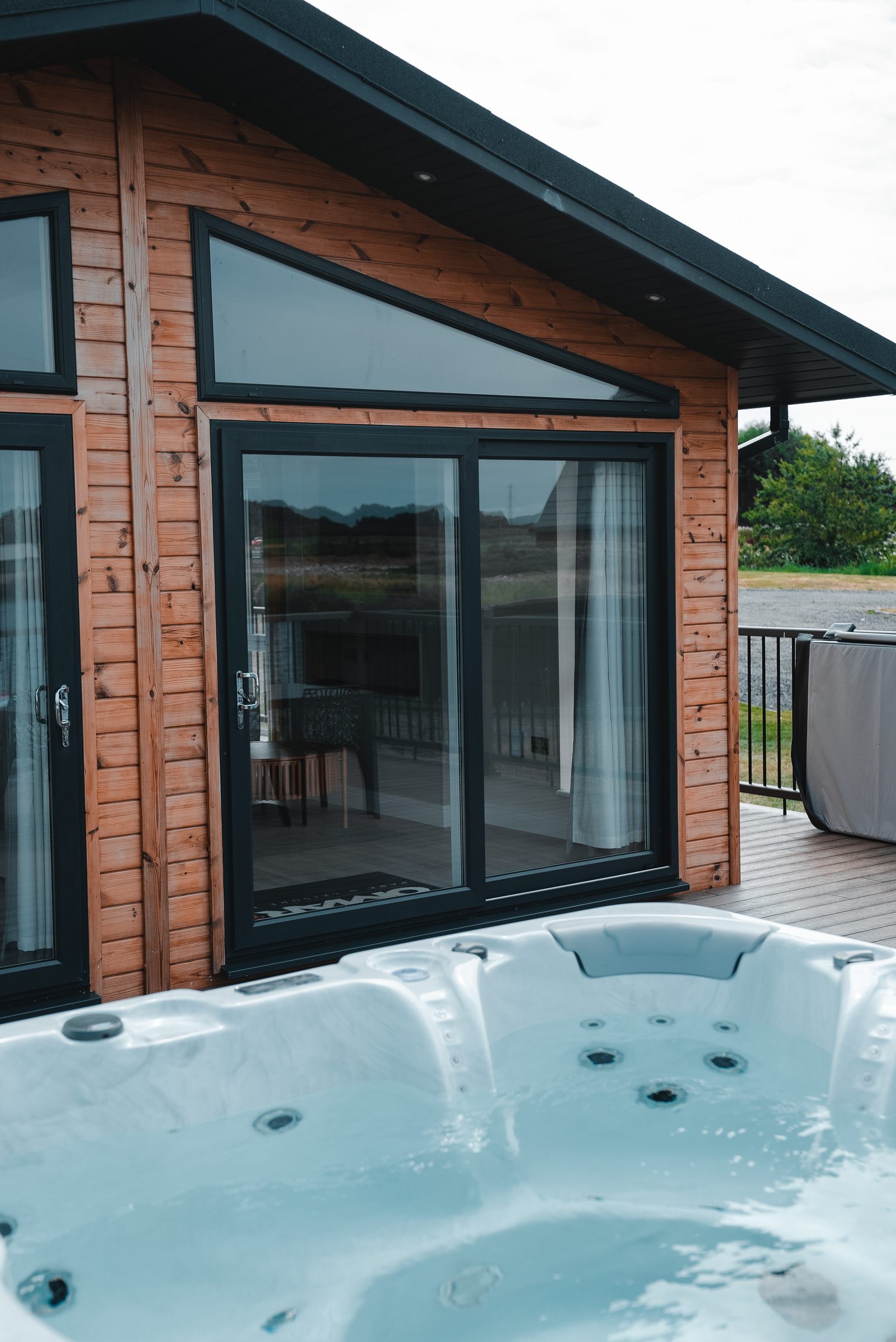 Signature Lake View 4 Lodge with hot tub at Ream Hills Holiday Park