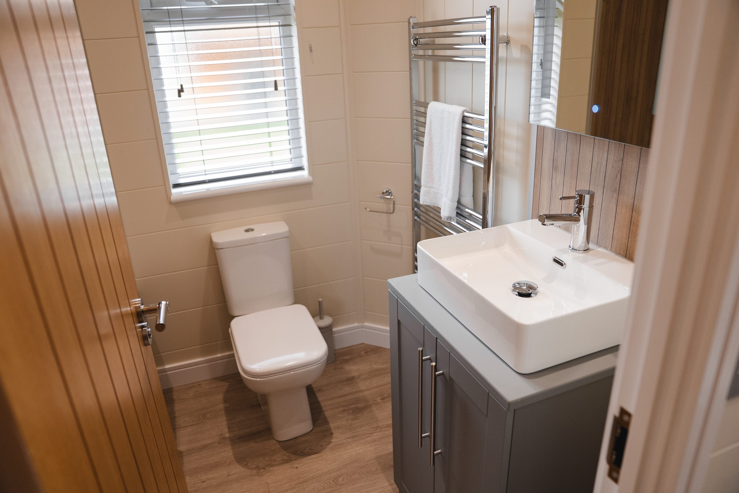 Signature Lake View 4 Lodge with hot tub at Ream Hills Holiday Park