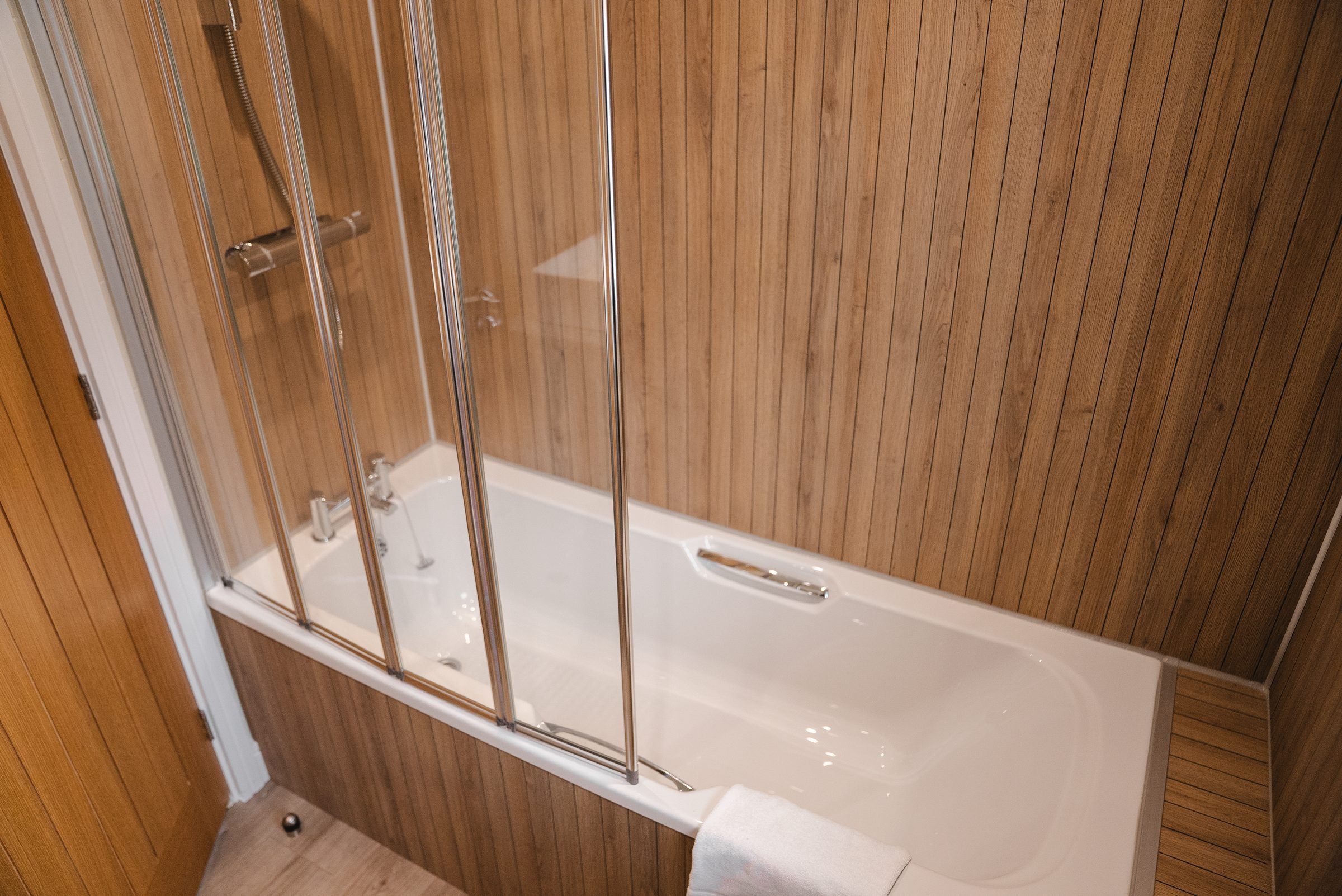 Signature Lake View 4 Lodge with hot tub at Ream Hills Holiday Park