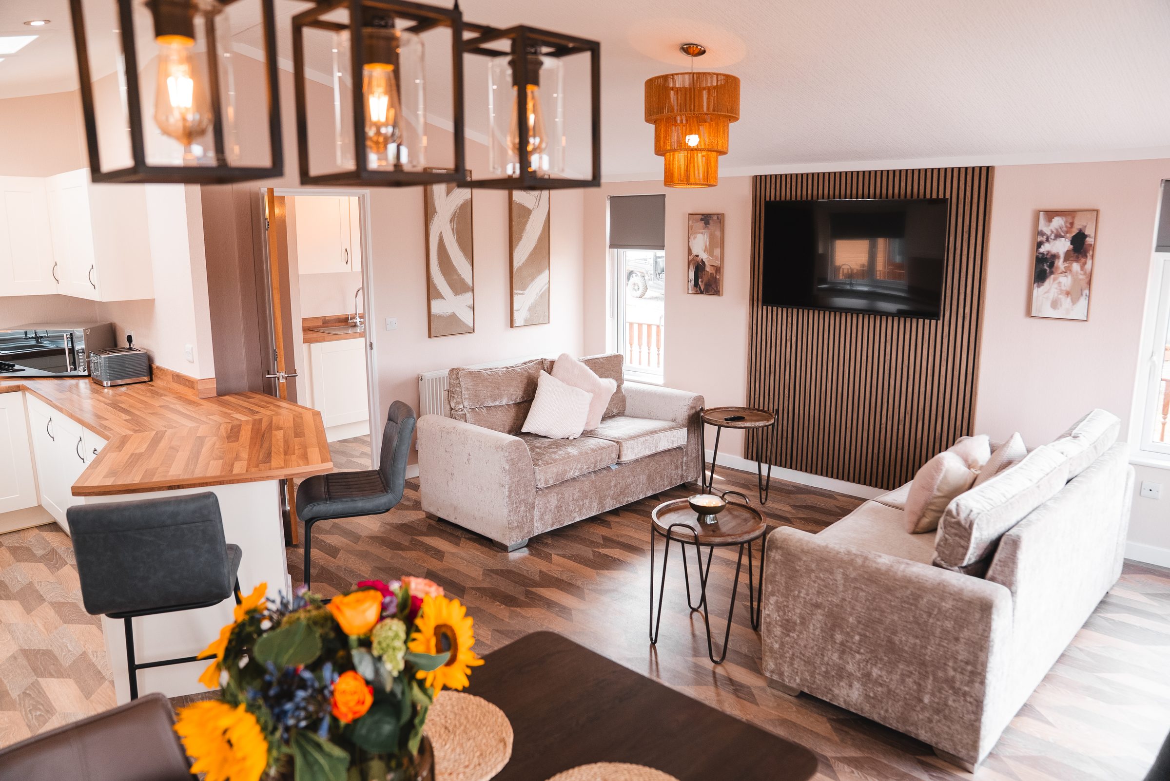 Spacious Lake View 4 Lodge with hot tub at Ream Hills Holiday Park