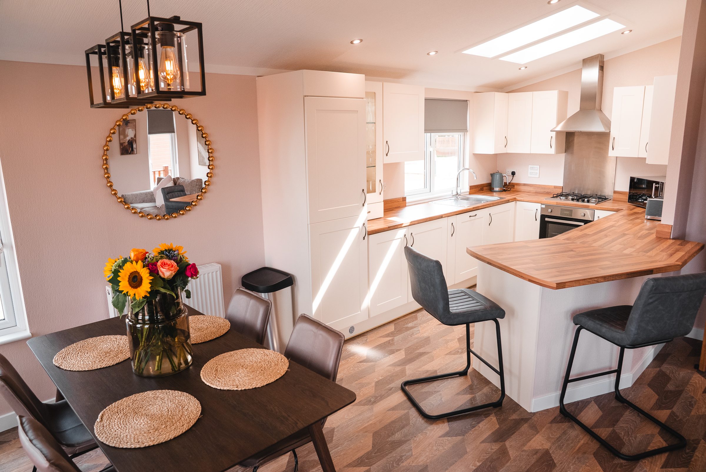 Spacious Lake View 4 Lodge with hot tub at Ream Hills Holiday Park