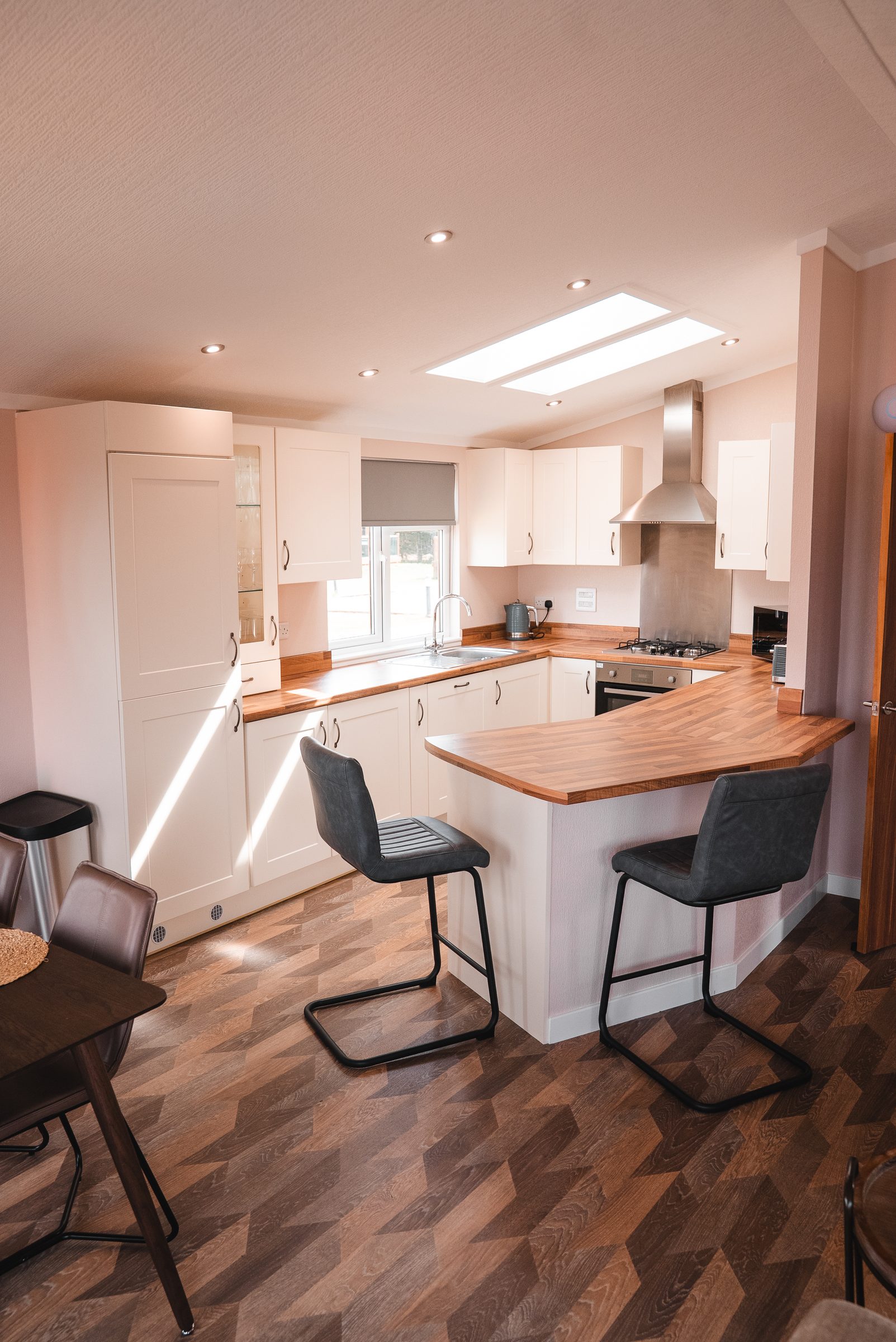 Spacious Lake View 4 Lodge with hot tub at Ream Hills Holiday Park