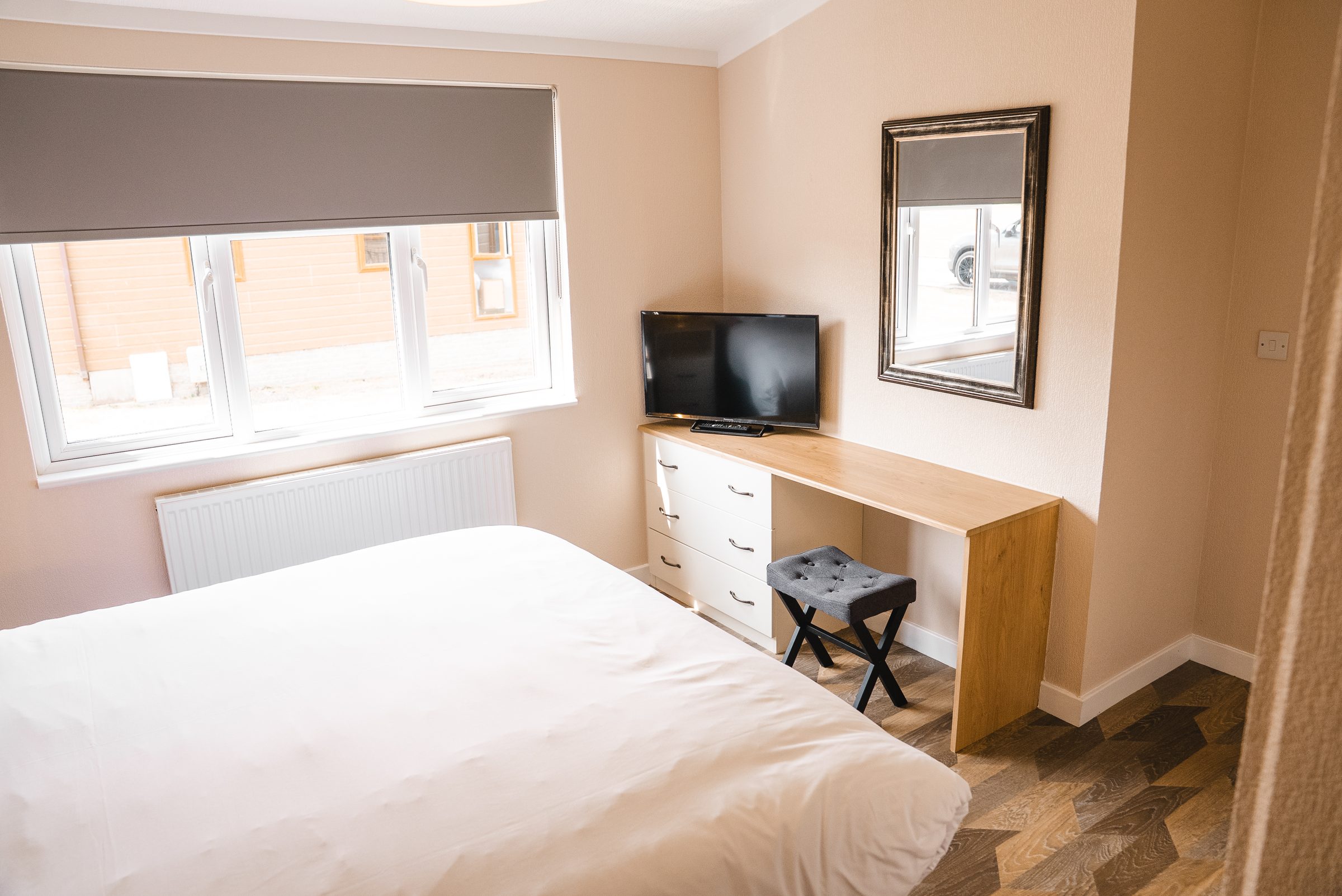 Spacious Lake View 4 Lodge with hot tub at Ream Hills Holiday Park