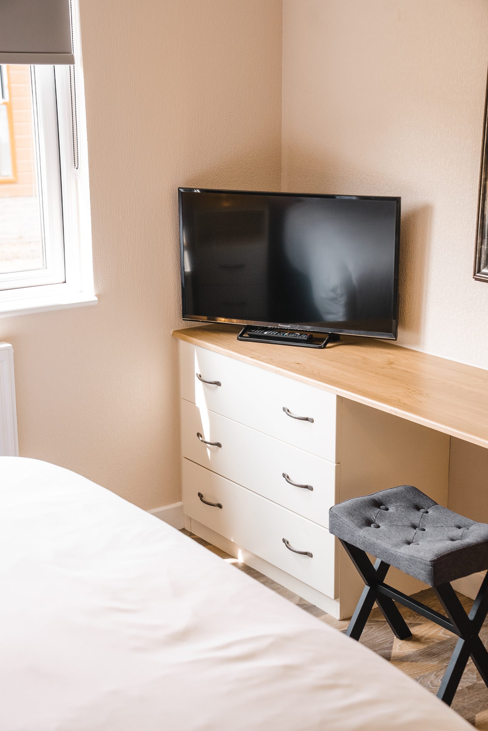 Spacious Lake View 4 Lodge with hot tub at Ream Hills Holiday Park