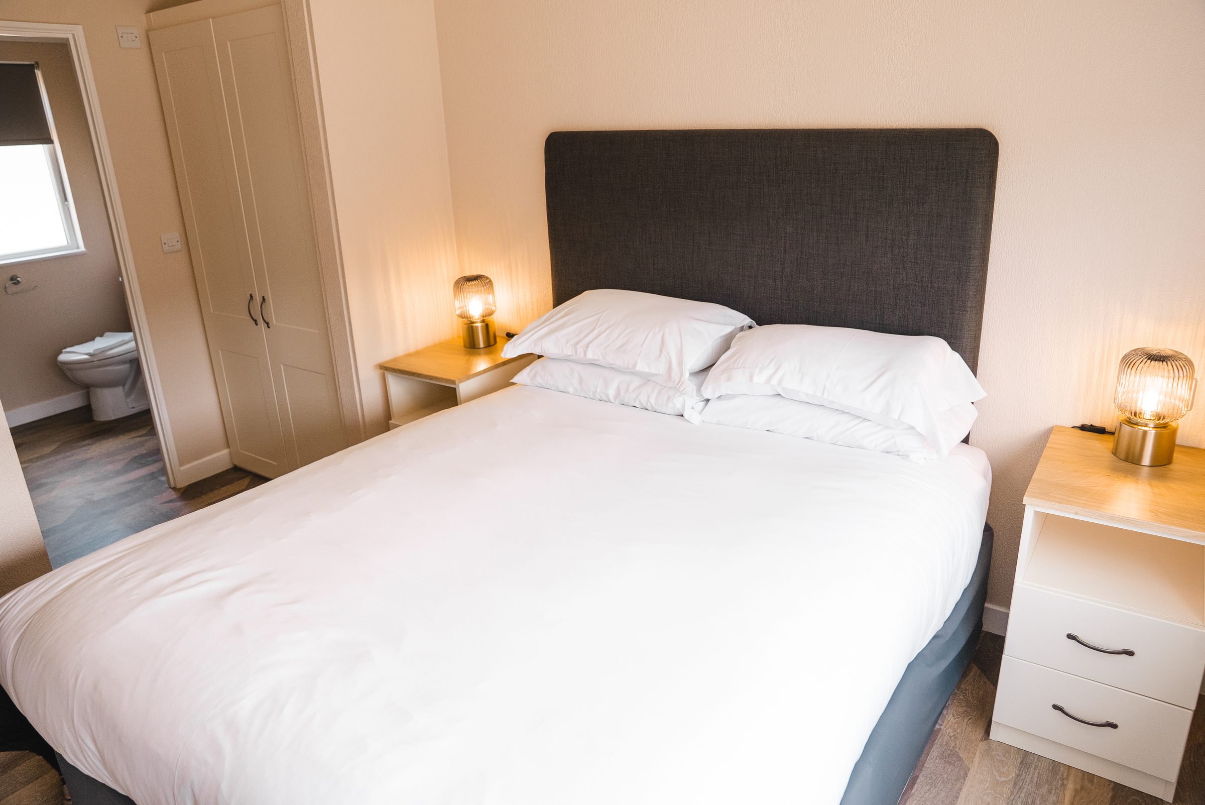 Spacious Lake View 4 Lodge with hot tub at Ream Hills Holiday Park