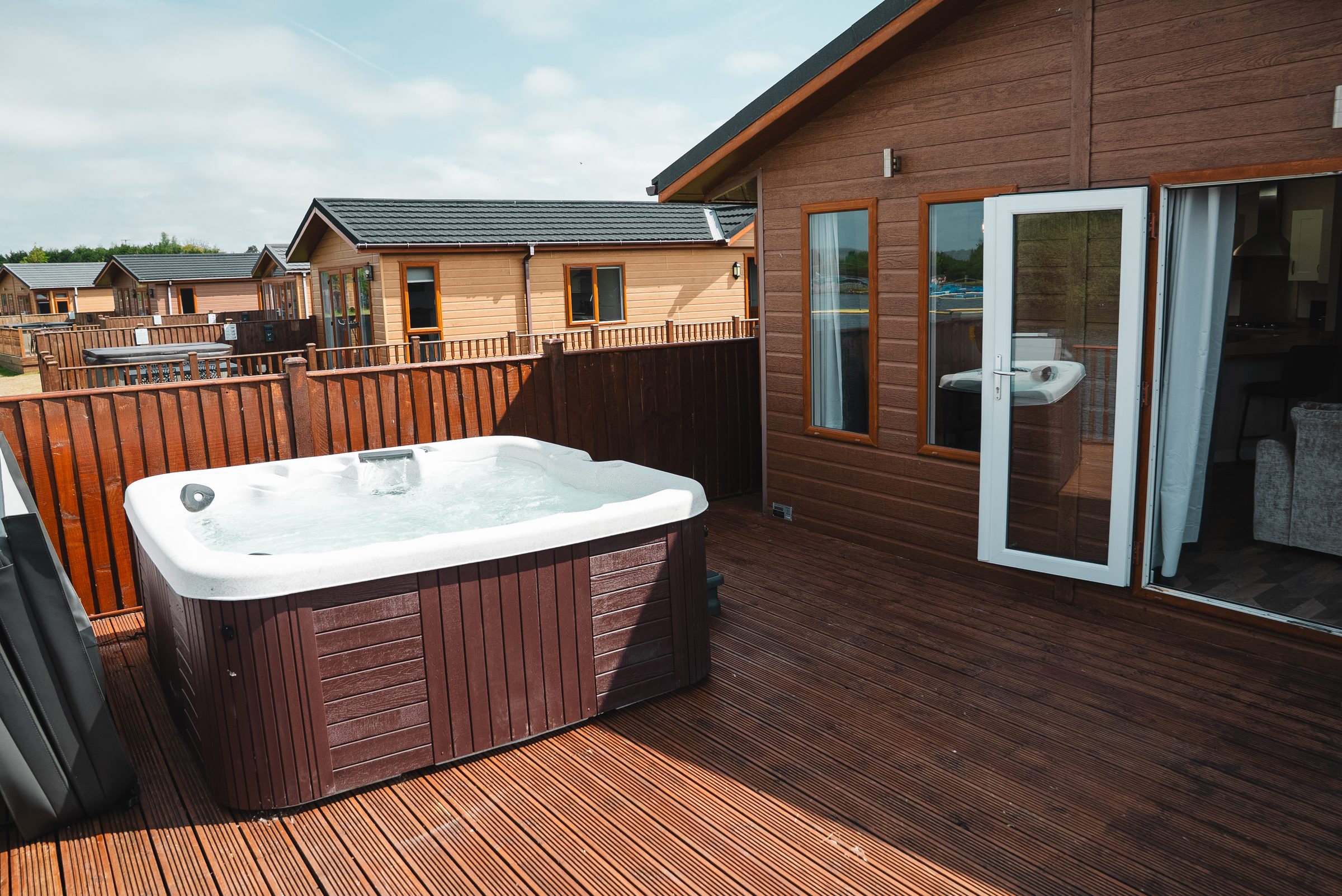 Spacious Lake View 4 Lodge with hot tub at Ream Hills Holiday Park