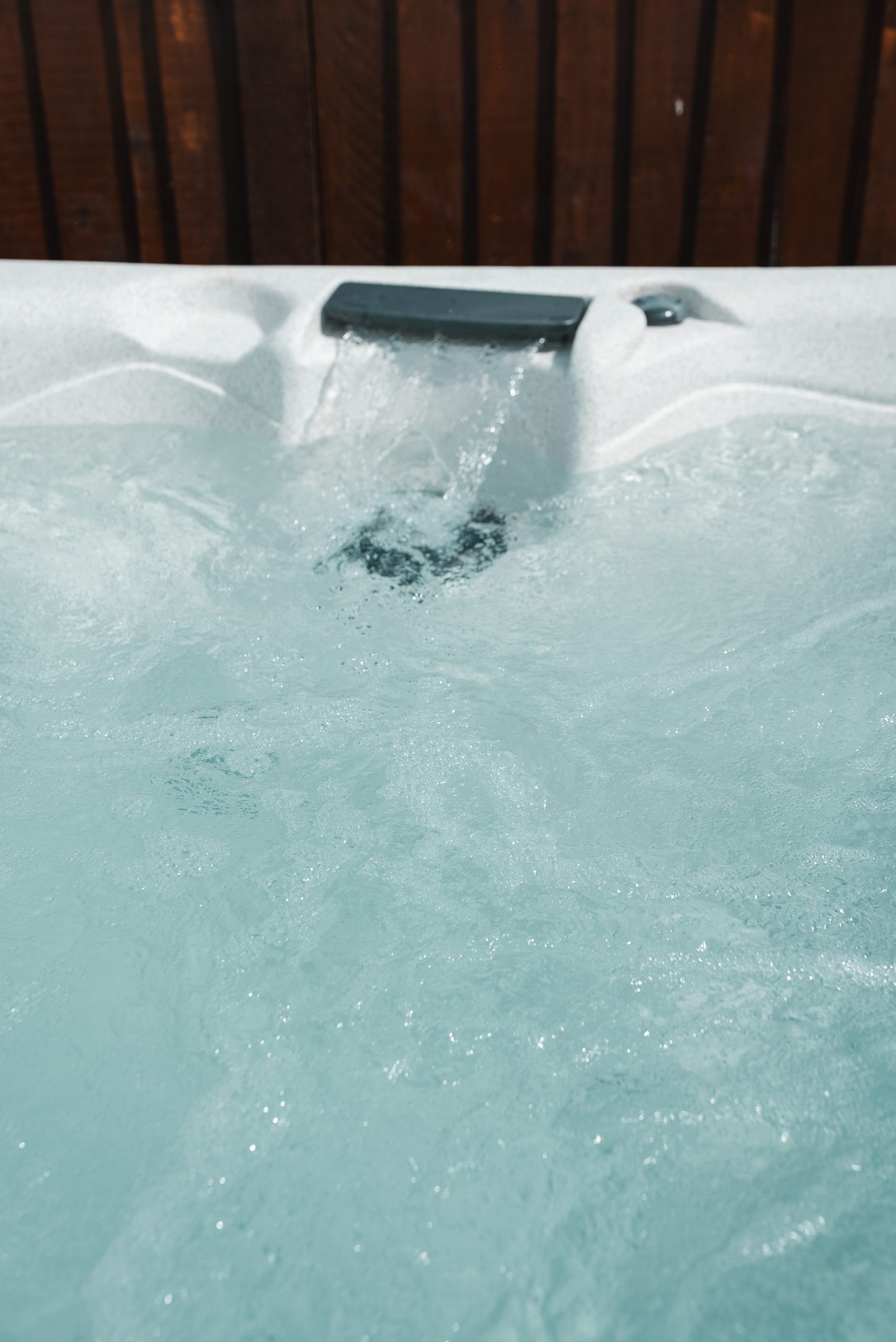 Spacious Lake View 4 Lodge with hot tub at Ream Hills Holiday Park